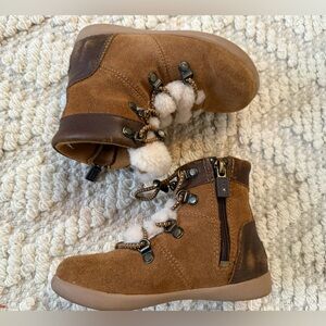 KIDS UGG SUEDE & LEATHER SHERPA BOOTS, SIZE 9